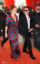 幻灯图集：詹妮弗-洛佩兹身穿红蓝彩裙靓丽抢镜