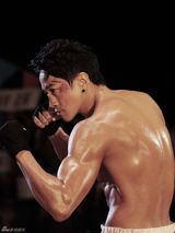 组图：何润东为角色疯狂健身 拳击手半裸秀腹肌