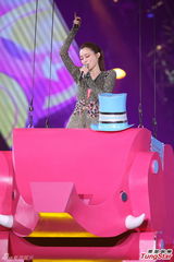 组图：范玮琪个唱秀姐妹感情 与范晓萱亲亲