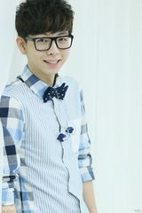 组图：胡夏浅蓝色衬衣清爽亮相台北校园