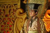 组图：《倾世皇妃》上演登基大典 严宽扮相英武