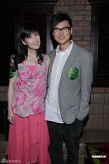 组图：周慧敏倪震为父庆生 闻张茆强颜欢笑