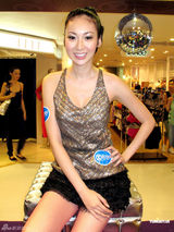 组图：庄思敏性感走秀抢镜 担心被偷拍做好打底工作