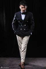 组图：李健新剧热播 绅士写真展暖男笑容