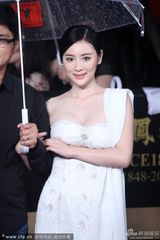 组图：《马尔代夫遇见爱》孙文婷低胸秀雪乳