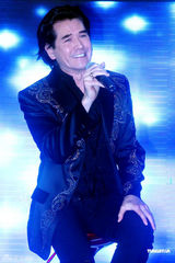 组图：费翔现身魅力不减 遭女性强吻