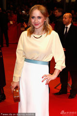 组图：德国女星安娜-玛利亚-穆埃现身开幕红毯