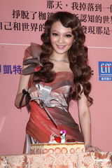 组图：张韶涵变西班牙女郎 承认有交往对象引关注