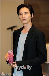 组图：元斌帅气亮相活动 俊秀清逸展美男气质