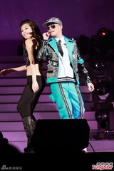 组图：侧田个唱弄哭女友 大方摘帽露光头