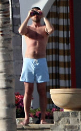 幻灯图：安妮斯顿墨西哥过生日 杰拉德-巴特勒作陪