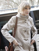 高清组图：泰勒-斯威夫特伦敦街拍马尾辫清新