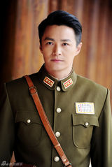 组图：郑国霖《孤胆英雄》玩分裂 上演制服诱惑