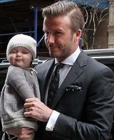 组图：小贝抱爱女现身纽约 可爱小七吐舌卖萌