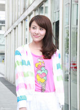 组图：贾青街拍彩色条纹上衣搭配短裤