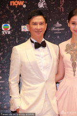 组图：张家辉Baby获最佳衣着 吐槽根本走不动路