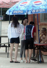 组图：撒贝宁穿情侣鞋探班章子怡 清凉玩漂流