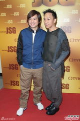 组图：黄家强黑纱透视装露点 与叶世荣重组乐队