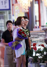 组图：郑钧呵护爱妻刘芸 接机献花玩浪漫