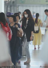组图：赵薇戴口罩现身机场 与女儿分隔而行