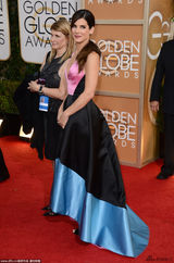 组图：影后大热布洛克深V礼服 性感熟女风范