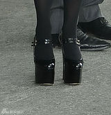 组图：Lady Gaga身穿黑裙厚底鞋现身香港街头