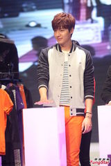 组图：李敏镐休闲装帅气亮相 长腿偶吧笑容迷人