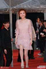 组图：林欣彤粉红薄纱短裙现身金像奖红毯