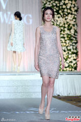 组图：陈思璇穿婚纱沾喜气 期待海岛婚礼