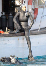 组图：哈莉-贝瑞拍海上落水戏 穿潜水服湿身出镜