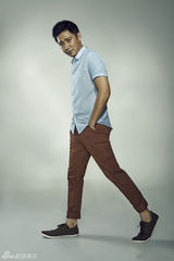 组图：高鑫最新写真曝光 时尚动感尽展风采