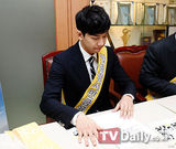 组图：韩星李胜基现身咨询活动 亲和笑容贴心