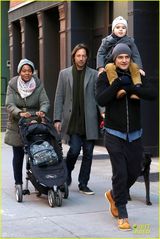 组图：奥兰多带子出街骑大马 小弗林吐舌卖萌