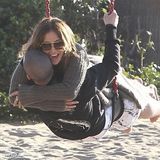 组图：洛佩兹与小男友共度情人节 海滩荡秋千