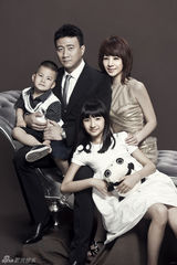 组图：胡军全家拍温情大片庆贺父母金婚