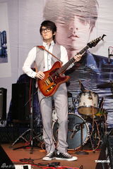 组图：张杰睽违两年再出辑 怪兽赠吉他祝贺