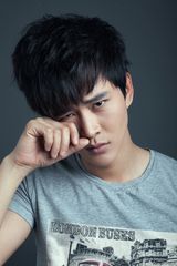 组图：黄明睡意朦胧写真曝光 随性洒脱自成一派