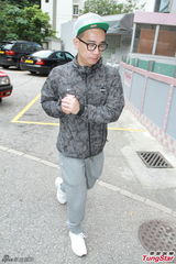 组图：应采儿剖腹诞男婴 谢天华等入院探望