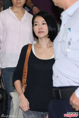 小S证人身份被传唤 神色疲惫白色肩带外露(图)