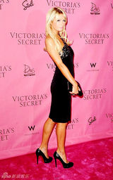 幻灯图集：帕丽斯-希尔顿秀露肩礼服 性感窈窕