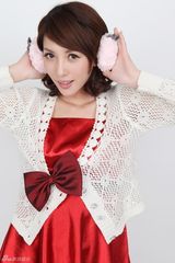 组图：王梓诺红衣贺新春 《孔雀翎》闹热春节