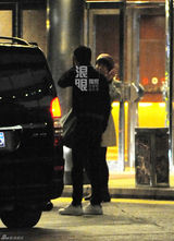 组图：冯绍峰宴请许鞍华 一路搀扶礼数周全