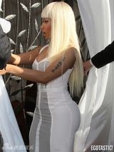 组图：麻辣鸡长发透视裙性感 挺巨乳眼神凌厉