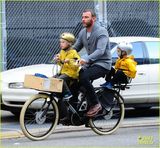 组图：娜奥米-沃兹与老公情侣装出游 可爱儿子缠老爸