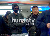 组图：俞灏明与父母回京 口罩遮面全副武装