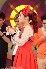 组图：Selina红装亮相节目录制 鸡排妹性感抢镜