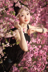 组图：战菁一最新夏日写真 人面桃花相映红