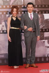 组图：方皓文金像奖红毯黑裙保守 不露事业线