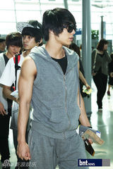 组图：FTISLAND赴台巡演亮相机场李弘基美甲抢镜