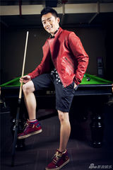 组图：郑恺不改时尚玩家本色 变台球高手秀球技